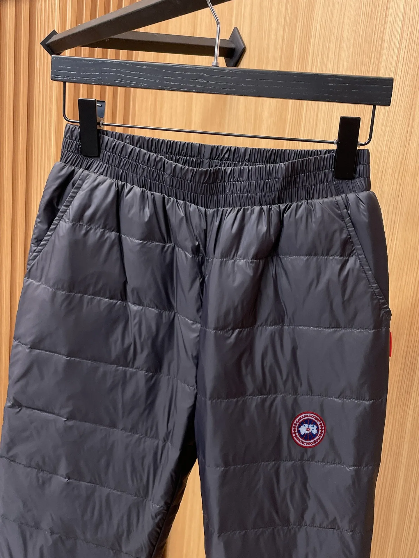 P490 Canada Goose 25ss new autumn and winter high-version down pants are here🌹A must-have for winter. Outdoor windproof, temperature-locking, thickened and warm legged down pants. Warm and windproof. Made of professional-grade outdoor windproof, waterproof and breathable fabric. Lining is filled with 90% white duck down. Lightweight design. Lightweight and warm. Seamless gluing process on the inside. Made of light and gall-free velvet fabric to effectively prevent velvet running. Original hardware and accessories. Classic logo matching. Simple and versatile, the upper body is stylish and not bloated. The style is the same for men and women! Size: M-4XL